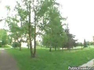 Довгоногий недосвідчена секс бомба вдарив в публічний