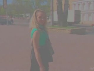 Українська damsel позування в панчохи