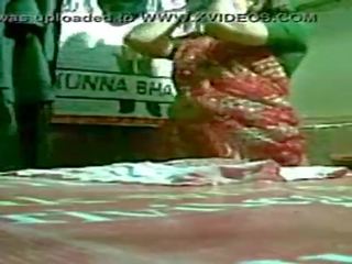 Maa intern ko check krwna clinic pa gai doctor gand me apna mota tika laga dya