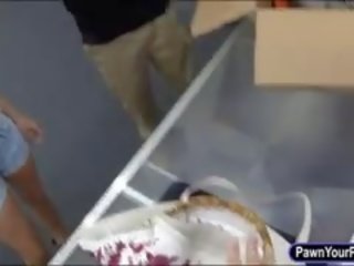 Курабийка продава тя bags и прецака от pawn ученик в на задна стаичка