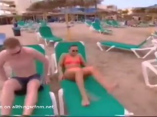 蒙住眼睛 年輕 女人 海灘 刺 guessing 遊戲