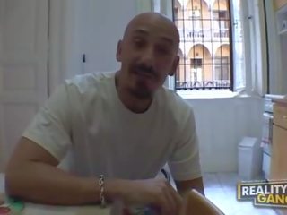 Гадняр гол брюнетка прави духане и получава празнене на цици