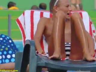 З оголеними грудьми оголена підлітковий вік tanning змішувати 1