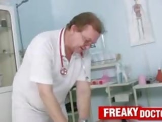 枯瘦 青少年 多指 由 老 的gyno 医 人