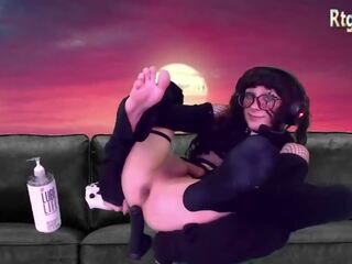 몸집이 작은 미국 사람 브루 넷의 사람 femboy 와 안경 웹캠 독주