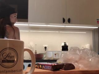 Tiniest 丁字褲 在 該 廚房 pokies 然後 無 短褲.