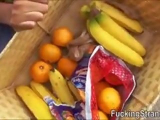 Hitchhiker фрукти vendor підліток алмаз монро трахкав в публічний