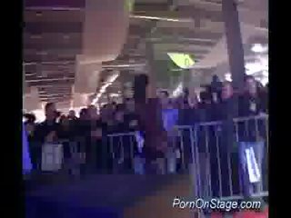 Noro stripper s velika joške