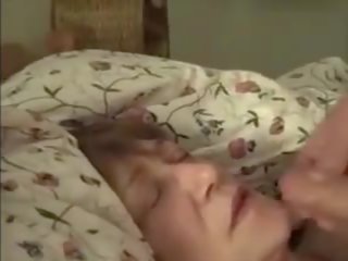 할머니 lying 에 그만큼 소파 도착 정액 에 입: 무료 섹스 비디오 5d