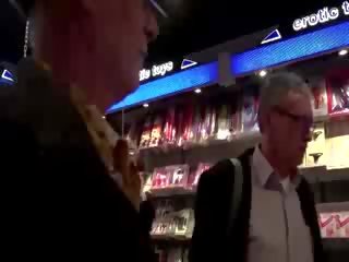 荷兰人 strumpet introduced 到 下一个 他妈的