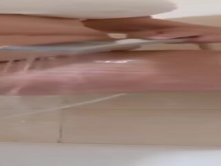 Къпане creaming и jiggling от дебеланки цици и дупе