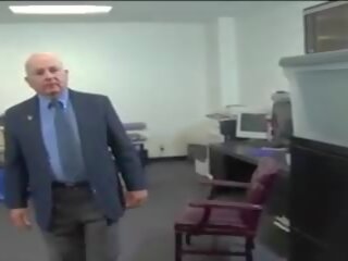 Офіс шльондра наомі рассел є трахкав по 2 удачливий coworkers