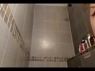 Еротичний брюнетка душ волосся brushing і стриптиз довго