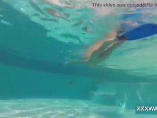 素晴らしい ブルネット 護衛 キャンディ swims 水中