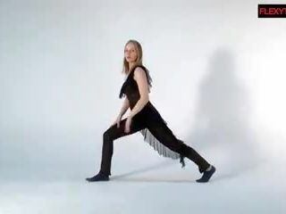 Sofya с голям saggy цици прави groovy гимнастика: безплатно секс видео d2