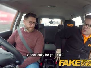 Фалшив driving училище 2 студенти имам горещ задна седалка секс.
