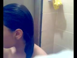 Пакістанська молодий жінка showering на додому кіно alone