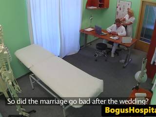Голям бюст ле пациент пипане с пръсти медицинска сестра по време на преглед: безплатно порно 8б