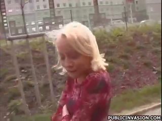 難以置信 裸 女 在 迷人 姿勢 同 一 大 陰莖