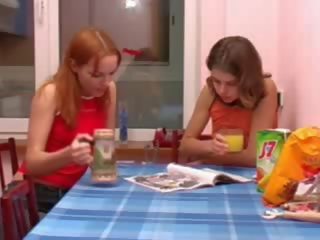 Masha и ивана ученички пикаещ на тоалетна