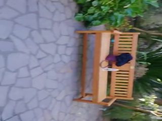 Духане в публичен парк с голям на лицето празнене: hd x номинално клипс 36