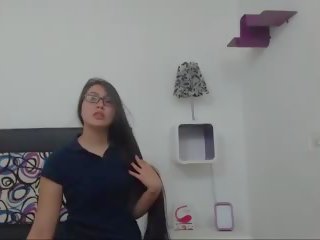 시시덕 거리는 긴 머리 콜롬비아 사람 머리 brushing.