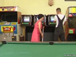 Волохата бабуся трахкав на в басейн стіл
