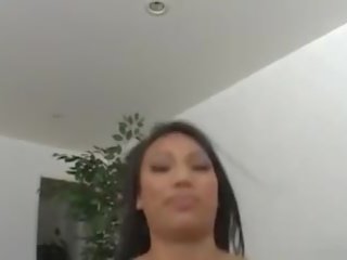 Lucy thaimaalainen initiated kanssa kaksi kukot