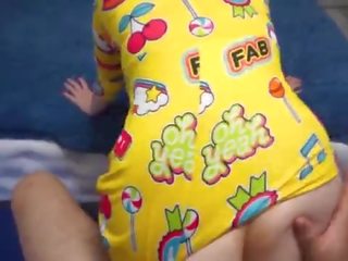 巨乳 年輕 女人 得到 性交 硬 和 得到 附帶 在 口