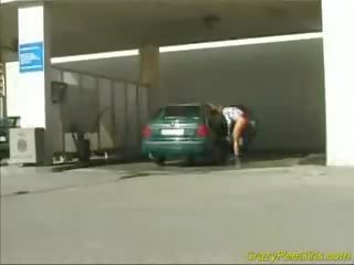 Šílený čurat teenager na the auto mytí