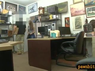 Delightful мадама pawns тя путка и удряха при на pawnshop