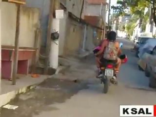 Entramos na comunidade pra visitar um amigo e fizemos muita putaria e varios movs - відео completos немає червоний