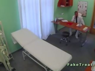 Чарівний пацієнт трахкав в очікування кімната в підробка лікарня