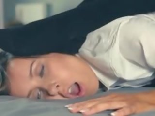 Glorious ученички събличам себе си в панталони