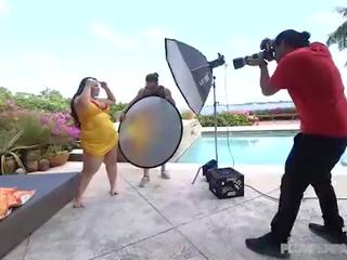 Привабливий товстушка емма двір замку трахає жеребець photographer
