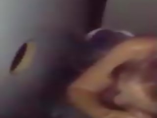 他的 gf looses 兴趣 在 他 和 打击 一 陌生人.