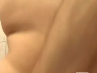 짧은 머리 과 큰 가슴