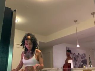 Beguiling לטינית putting ה groceries משם לאחר מכן לקחת א גדול שחור זין &lpar;part 2&rpar;