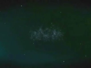 Облечена жена гол мъж духане от интересен жена