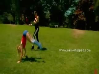 Blondie và dapper đường phố cô gái được bị ràng buộc lên bịt miệng và làm nhục qua một dominating cậu bé tóc nâu