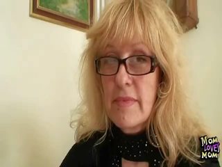 Голям бюст милф учител има мръсен видео себе си не далече от а играчка