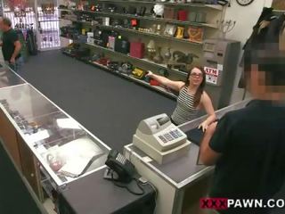 Кучки в очила удряха в на задна стаичка