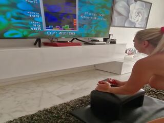 Матуся нах для грати tetris в той час як сидить на вібратор ххх фільм машина але він ends з тіло струс оргазм