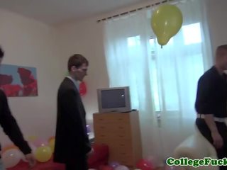 Европейски колеж скъпа jizzed при тя парти