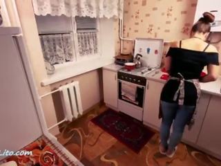 Мащеха духане и трудно груб x номинално видео - изпразване в уста в на кухня