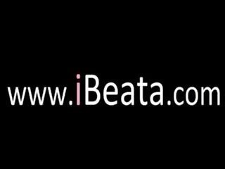 Beata nhảy cởi quần áo và âm hộ mở