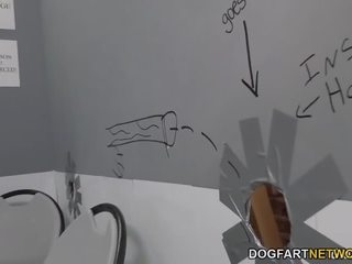 Наташа хубав опитва анално с черни пенис през дупка