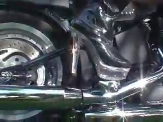 2 女孩 revving motorcycle 在 靴子, 自由 性别 电影 ee
