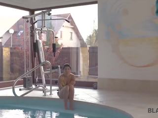 משוגע בין גזעי פעולה של שחור מְאַמֵן ו - לבן נוער