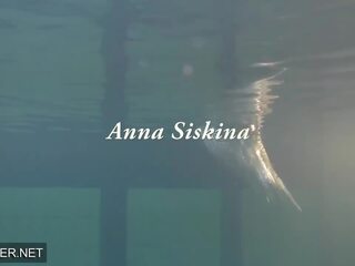 Malaki at maganda malaki step-sister anna siskina may malaki suso sa ang paglangoy